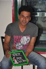 Manoj Bajpai with Aarakshan team at Radio Mirchi in Lower Parel on 11th July 2011 (34).JPG